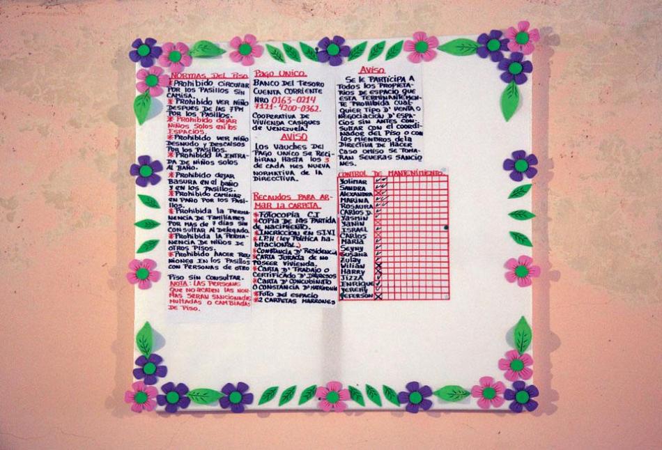 Cartelera con las normas y reglamentos para el piso 23, incluyendo información sobre los pagos y una lista de las personas responsables de mantenimiento Cartelera con las normas y reglamentos para el piso 23, incluyendo información sobre los pagos y una lista de las personas responsables de mantenimiento